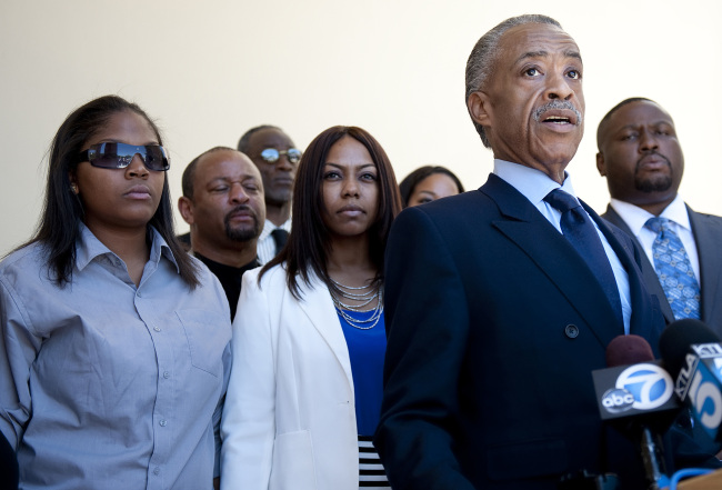 Rev. Al Sharpton speaks to reporters before the public memorial service for Rodney King on Saturday.  (AP-Yonhap News)Rev. Al Sharpton speaks to reporters before the public memorial service for Rodney King on Saturday.  AP-Yonhap News
