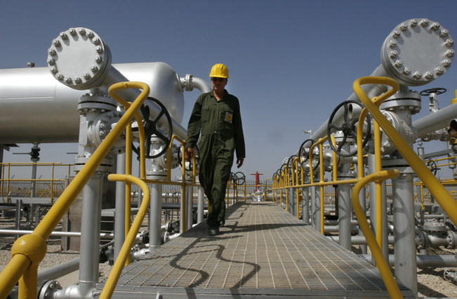 Iranian oil technician makes his way to the oil separator facilities in Iran’s Azadegan oil field southwest of Tehran.  (AP-Yonhap News)