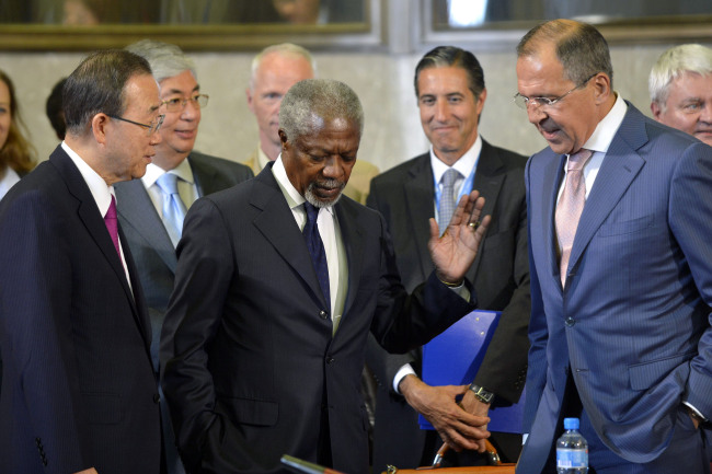 Russian Foreign Minister Sergey Lavrov (right) speaks with Kofi Annan (center), Joint Special Envoy of the United Nations and the Arab League for Syria, and United Nations Secretary-General Ban Ki-moon (left) prior to a meeting of the Action Group for Syria at the European headquarters of the United Nations, in Geneva, Switzerland, Saturday.    (AP-Yonhap News)Russian Foreign Minister Sergey Lavrov (right) speaks with Kofi Annan (center), Joint Special Envoy of the United Nations and the Arab League for Syria, and United Nations Secretary-General Ban Ki-moon (left) prior to a meeting of the Action Group for Syria at the European headquarters of the United Nations, in Geneva, Switzerland, Saturday.    AP-Yonhap News