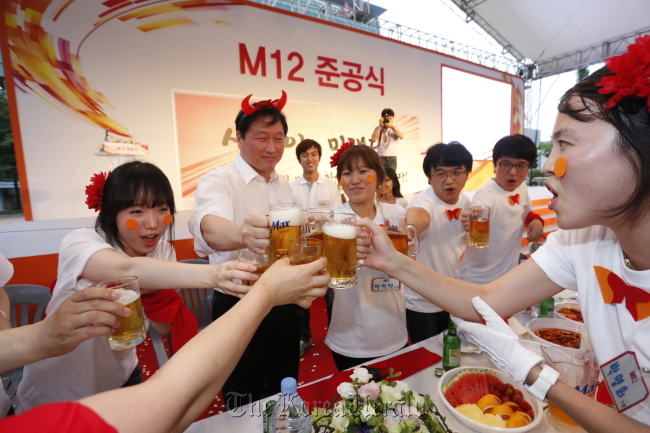 SK Group chairman Chey Tae-won (second from left) toasts with employees of SK Hynix after the chipmaker opened a new manufacturing line in Cheongju, North Chungcheong Province, on Friday.   (SK Hynix)