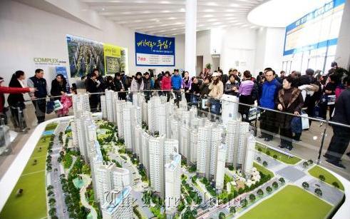 Home buyers look at a model house of an apartment complex to be built in Sejong City.   (The Korea Herald)