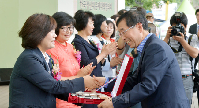 서울시는 1일 서울 능동어린이대공원에서 여성주간(1일~7일)개막행사를 열어 박원순 서울시장이 일본군 위안부 피해자 명예획복 및 문제해결에 힘써온 정대협 대표자에게 여성상 대상을 전달하고 있다.<br />김명섭 기자 msiron@
서울시는 1일 서울 능동어린이대공원에서 여성주간(1일~7일)개막행사를 열어 박원순 서울시장이 일본군 위안부 피해자 명예획복 및 문제해결에 힘써온 정대협 대표자에게 여성상 대상을 전달하고 있다.
김명섭 기자 msiron@