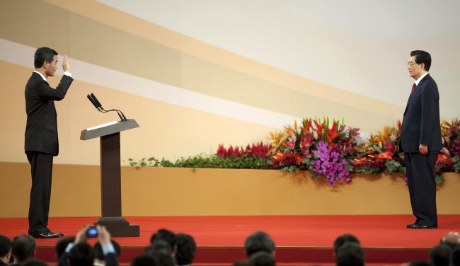 Leung Chun-ying (left), chief executive of the Hong Kong Special Administrative Region, takes his oath while being administered by Chinese President Hu Jintao on Sunday.  (Xinhua-Yonhap News)