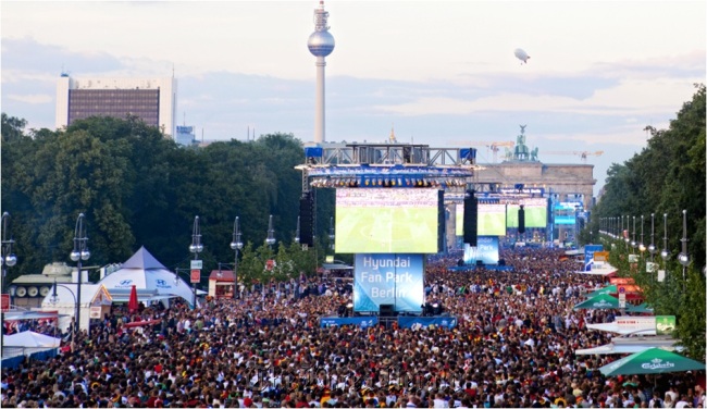 Soccer fans watch the Euro 2012 semi-final between Germany and Italy at a public viewing event organized by Hyundai Motor in Berlin on June 28. The Korean carmaker said Sunday it could secure better brand awareness among European consumers by sponsoring the region’s biggest soccer event.  (Hyundai Motor)