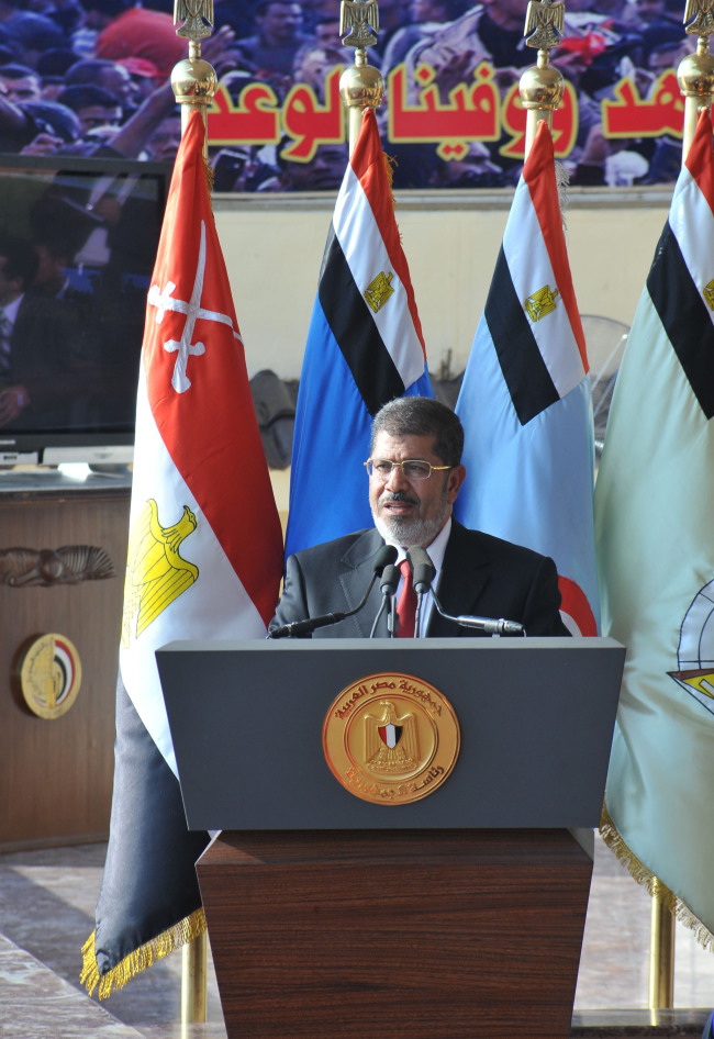 <YONHAP PHOTO-0182> (120630) -- CAIRO, June 30, 2012 (Xinhua) -- Handout photo from the Egyptian Presidency shows Egypt's new President Mohamed Morsi speaks during parade at a military base in the eastern suburb of Cairo, Egypt, June 30, 2012. (Xinhua/Egyptian Presidency)/2012-07-01 05:18:48/ <저작권자 ⓒ 1980-2012 ㈜연합뉴스. 무단 전재 재배포 금지.>
Egypt’s new President Mohamed Morsi speaks during parade at a military base in an eastern suburb of Cairo on Saturday.           Xinhua-Yonhap News