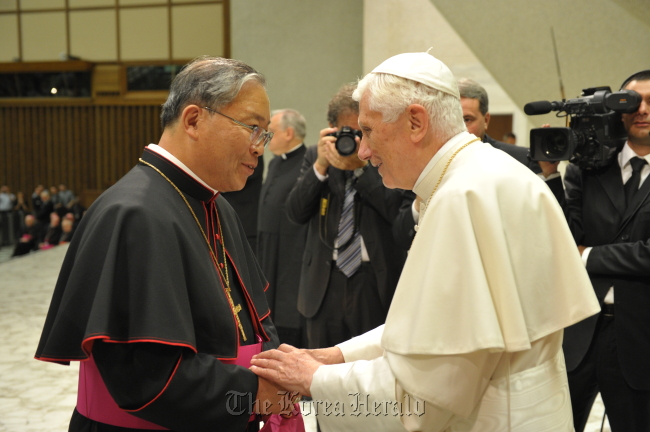 Pope Benedict XVI (right) speaks to Seoul’s new Archbishop Yeom Soo-jung at the Vatican on Saturday. Seoul Archdiocese