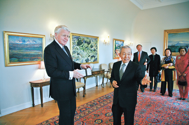 Consul General of Iceland to Korea Cho Hae-hyeong meets President Olafur Ragnar Grimsson in Iceland in June.