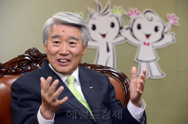 안택수 신용보증기금 이사. 박해묵 기자/mook@heraldm.com
이달 중순 4년간의 임기를 성공적으로 마치고 퇴임하는 안택수 신용보증기금 이사장은 헤럴드경제와의 인터뷰에서 “공기업의 CEO가 되기 위해서는 공공의 이익을 우선하고, 끊임 없이 변화와 혁신을 시도할 줄 알아야 한다”고 강조했다.  박해묵 기자/mook@heradlm.com