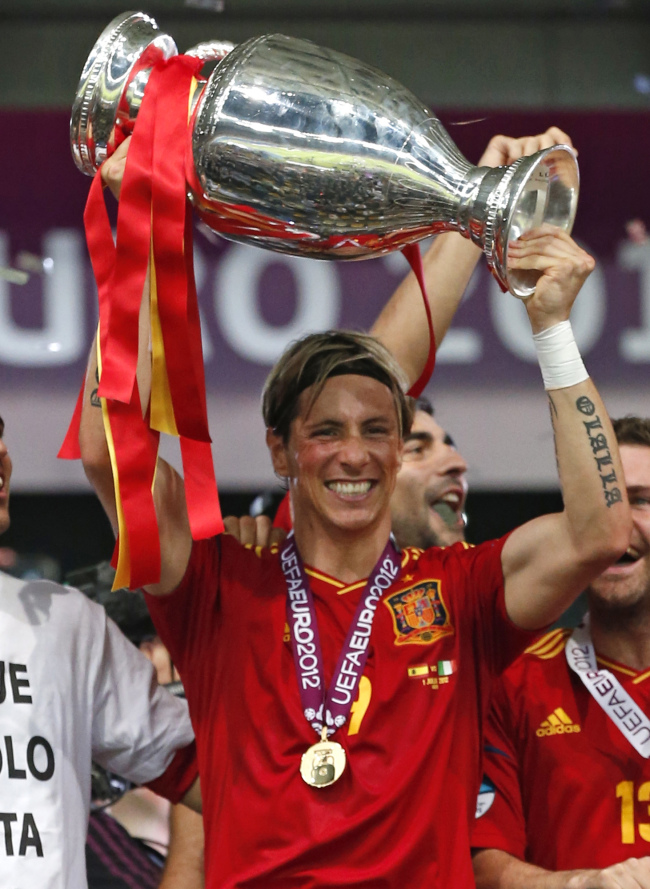 Spain's Fernando Torres holds up the trophy at the end of during the Euro 2012 soccer championship final between Spain and Italy in Kiev, Ukraine, Sunday. (AP-Yonap News)