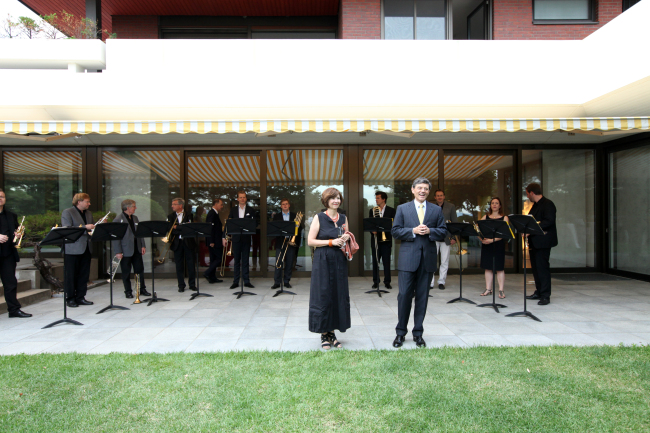 German Ambassador Hans-Ulrich Seidt and his wife Maria Seidt welcome the Berlin Philharmonic Brass Ensemble at the German Residence in Seoul on Wednesday. The ensemble will perform throughout Korea including Busan, Gwangju, Incheon and Seoul until July 3 for Eagon Industrial’s annual concert. (Eagon Industrial)