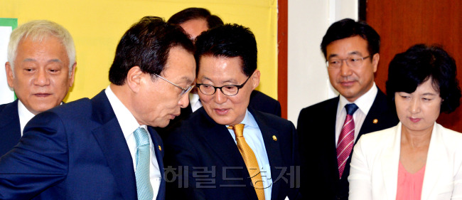 민주통합당 이해찬 대표와 박지원 원내대표가 국회에서 열린 최고위원회의에서 이야기하고 있다. 박현구 기자phko@ 2012.07.02
2일 민주당 최고위원회의에 앞서 이해찬 대표와 박지원 원내대표가 귓속말을 나누고 있다. 이 대표는 한일 군사정보보호협정과 관련  “체결 연기가 아니라 완전히 폐기해야 한다”고 주장하면서, 김황식 총리 등 관련자 문책을 거듭 주문했다.  박현구 기자/phko@