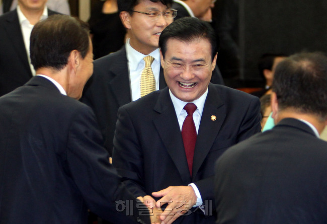 2일 국회에서 열린 새누리당 의원총회에 강창희 국회의장이 인사를 받고 있다. 박현구 기자phko@heraldm.com
2일 국회에서 열린 새누리당 의원총회에 강창희 국회의장이 인사를 받고 있다. 박현구 기자phko@heraldm.com
2일 국회에서 열린 새누리당 의원총회에서 강창희 국회의장이 인사를 받고 있다.  박현구 기자/phko@heraldm.com