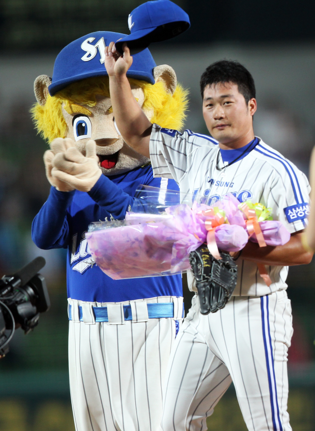<YONHAP PHOTO-1344> 오승환 최다 세이브 신기록 (대구=연합뉴스) 이재혁 기자 = 1일 대구시민운동장에서 열린 프로야구 넥센 히어로즈-삼성 라이온즈전에서 9회초 등판한 삼성 투수 오승환이 역대 최다 세이브(228개) 신기록을 세운 뒤 모자를 흔들며 관중들의 환호에 답하고 있다. 2012.7.1 yij@yna.co.kr/2012-07-01 20:58:56/ <저작권자 ⓒ 1980-2012 ㈜연합뉴스. 무단 전재 재배포 금지.>
Samsung’s Oh Seung-hwan
Yonhap News