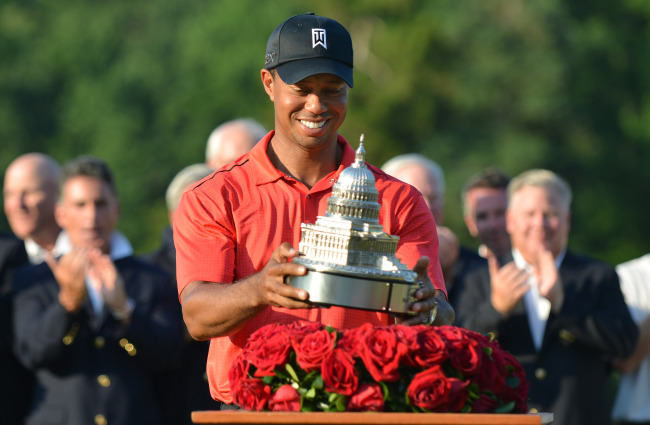 <YONHAP PHOTO-0442> Tiger Woods picks up the trophy after winning the AT&T National at Congressional Country Club on July 1, 2012 in Bethesda, Maryland. Tiger won with eight-under-par for a four day total of 276. UPI/Kevin Dietsch/2012-07-02 08:38:52/ <저작권자 ⓒ 1980-2012 ㈜연합뉴스. 무단 전재 재배포 금지.>
Tiger Woods picks up the winner’s trophy on Sunday.  UPI-Yonhap News