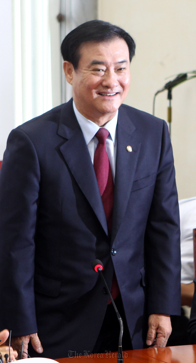 강창희 국회의장이 인사-새누리당 황우여 대표가 2일 국회에서 최고위원회의를 주재하고 있다. 박현구 기자phko@heraldm.com 2012.07.02