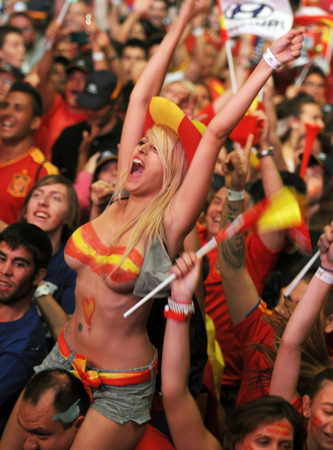 Spain fans celebrate in Madrid on Sunday.  (AFP-Yonhap News)