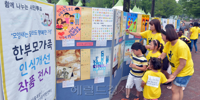 서울시는 1일 서울 능동어린이대공원에서 여성주간(1일~7일)개막행사를 열어 아이들이 한부모가족 개선인식 포스터를 보고 있다.<br />김명섭 기자 msiron@
서울시는 1일 서울 능동어린이대공원에서 여성주간(1일~7일)개막행사를 열어 아이들이 한부모가족 개선인식 포스터를 보고 있다.
김명섭 기자 msiron@