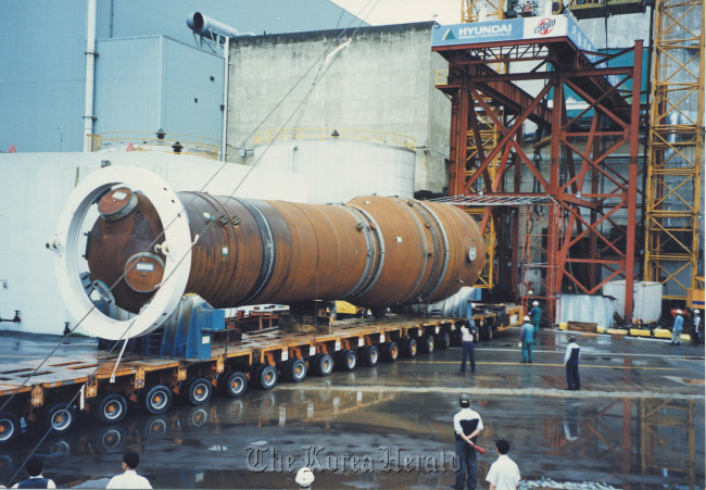 Engineers replace a steam generator at the Kori plant in July 1998.
KNHP