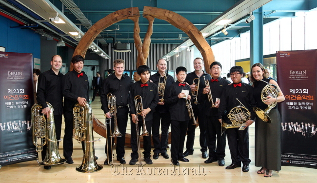 Members of the Berlin Philharmonic Brass Ensemble pose with students from Hyegwang School for the Blind during a master class held at Eagon’s head office in Incheon on Sunday.  Eagon Windows & Doors
