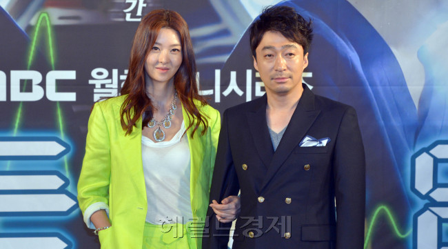 배우 송선미, 이성민이 2일 오후 서울 여의도동 63빌딩에서 열린 MBC 새 월화드라마 ‘골든타임’ 제작발표회에서 포즈를 취하고 있다.<br />김명섭 기자 msiron@
배우 송선미, 이성민이 2일 오후 서울 여의도동 63빌딩에서 열린 MBC 새 월화드라마 ‘골든타임’ 제작발표회에서 포즈를 취하고 있다.
김명섭 기자 msiron@