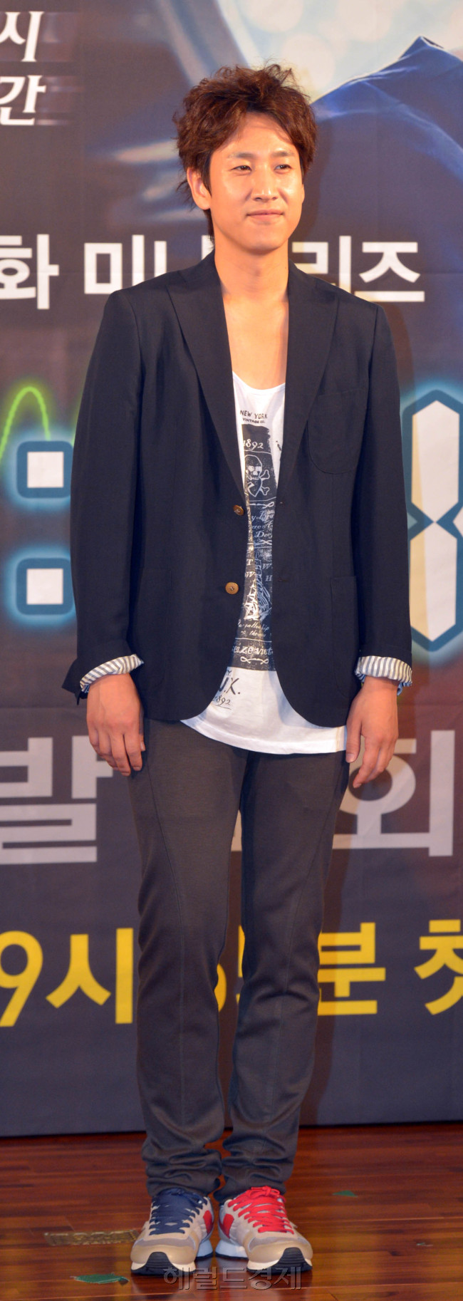 배우 이선균이 2일 오후 서울 여의도동 63빌딩에서 열린 MBC 새 월화드라마 ‘골든타임’ 제작발표회에서 포즈를 취하고 있다.<br />김명섭 기자 msiron@
배우 이선균이 2일 오후 서울 여의도동 63빌딩에서 열린 MBC 새 월화드라마 ‘골든타임’ 제작발표회에서 포즈를 취하고 있다.
김명섭 기자 msiron@