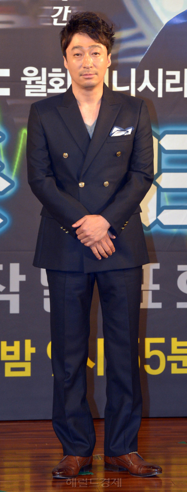 배우 이성민이 2일 오후 서울 여의도동 63빌딩에서 열린 MBC 새 월화드라마 ‘골든타임’ 제작발표회에서 포즈를 취하고 있다.<br />김명섭 기자 msiron@
배우 이성민이 2일 오후 서울 여의도동 63빌딩에서 열린 MBC 새 월화드라마 ‘골든타임’ 제작발표회에서 포즈를 취하고 있다.
김명섭 기자 msiron@