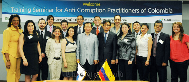 Park Gae-ok (sixth from right, front row), a director general of the Anti-Corruption and Civil Rights Commission, poses Monday at the commission’s office in Seoul with Colombian public officials participating in a seminar for anti-corruption polices organized by the ACRC and the Korea International Cooperation Agency.  (Anti-corruption and Civil Rights Commission)