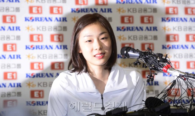 피겨 여왕 김연아 선수가 2일 오후 서울 공릉동 태릉선수촌 국제스케이트장 2층 대회의실에서 긴급 기자회견을 열고 IOC 선수위원회에 도전하겠다는 소감을 밝히고 있다. 박해묵 기자/
피겨 여왕 김연아 선수가 2일 오후 서울 공릉동 태릉선수촌 국제스케이트장 2층 대회의실에서 긴급 기자회견을 열고 IOC 선수위원회에 도전하겠다는 소감을 밝히고 있다. 박해묵 기자/