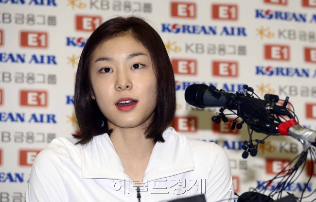 피겨 여왕 김연아 선수가 2일 오후 서울 공릉동 태릉선수촌 국제스케이트장 2층 대회의실에서 긴급 기자회견을 열고 IOC 선수위원회에 도전하겠다는 소감을 밝히고 있다. 박해묵 기자/
피겨 여왕 김연아 선수가 2일 오후 서울 공릉동 태릉선수촌 국제스케이트장 2층 대회의실에서 긴급 기자회견을 열고 IOC 선수위원회에 도전하겠다는 소감을 밝히고 있다. 박해묵 기자/