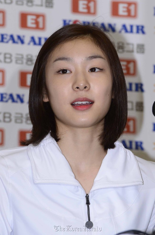 피겨 여왕 김연아 선수가 2일 오후 서울 공릉동 태릉선수촌 국제스케이트장 2층 대회의실에서 긴급 기자회견을 열고 IOC 선수위원회에 도전하겠다는 소감을 밝히고 있다. 박해묵 기자/