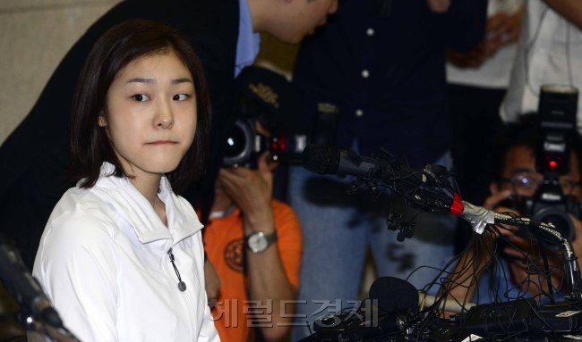 피겨 여왕 김연아 선수가 2일 오후 서울 공릉동 태릉선수촌 국제스케이트장 2층 대회의실에서 긴급 기자회견을 열고 IOC 선수위원회에 도전하겠다는 소감을 밝히고 있다. 박해묵 기자/