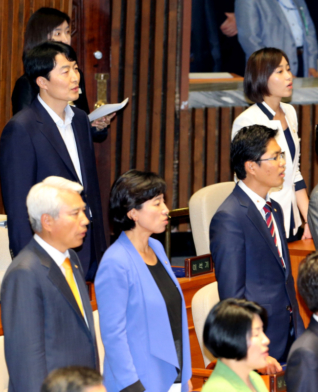 <YONHAP PHOTO-1535> 애국가 부르는 이석기 의원 (서울=연합뉴스) 백승렬 기자 = 통합진보당 이석기 김재연 의원이 2일 국회 본회의에서 열린 19대 국회 개원식에서 애국가를 부르고 있다. 2012. 7. 2 srbaek@yna.co.kr/2012-07-02 16:16:24/ <저작권자 ⓒ 1980-2012 ㈜연합뉴스. 무단 전재 재배포 금지.>
Unified Progressive Party Reps. Lee Seok-ki (top left) and Kim Jae-yeon (top right), who face calls to resign over a vote-rigging scandal and past pro-North activities, sing “Aegukga” at the National Assembly on Monday. Lee had said in June that the song should not be regarded as South Korea’s national anthem.  Yonhap News