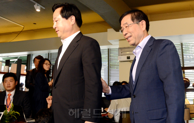 뒤에서 밀어주는 박원순 시장.  3일 오전 민주통합당의 대선 경선 출마를 선언한 김두관 경남지사와 박원순 서울시장이 조찬회동을 갖는 가운데 자리를 옮기기 위해 이동하는 박원순 서울시장이 김두관 경남지사를 뒤에서 밀어주고 있다./ 안훈기자 rosedale@ 2012.07.03