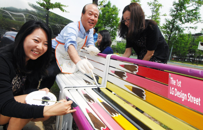 <YONHAP PHOTO-0728> LG전자 디자인 스트리트로 놀러 오세요 (서울=연합뉴스) LG전자 디자인경영센터장 이건표 부사장과 디자이너들이 2일 오후 경기도 과천시 주암체육공원에서 'LG 디자인 스트리트' 오픈을 앞두고 페이팅 작업을 하고 있다. 2012.7.3 photo@yna.co.kr/2012-07-03 08:33:32/ <저작권자 ⓒ 1980-2012 ㈜연합뉴스. 무단 전재 재배포 금지.>