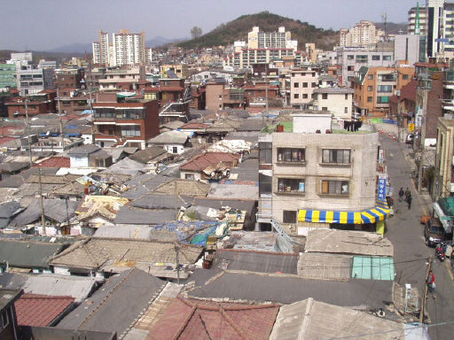 서울 강남권 부동산 지도를 바꿀 거여ㆍ마천 뉴타운 사업지 가운데 사업 속도가 가장 부진한 마천2ㆍ4 구역이 최근 재정비촉진구역으로 지정되면서 거여ㆍ마천 뉴타운 전체가 ‘박원순식’ 뉴타운 구조조정의 칼날을 피할 가능성이 높아졌다. 사진은 거여ㆍ마천 뉴타운 사업지 전경.