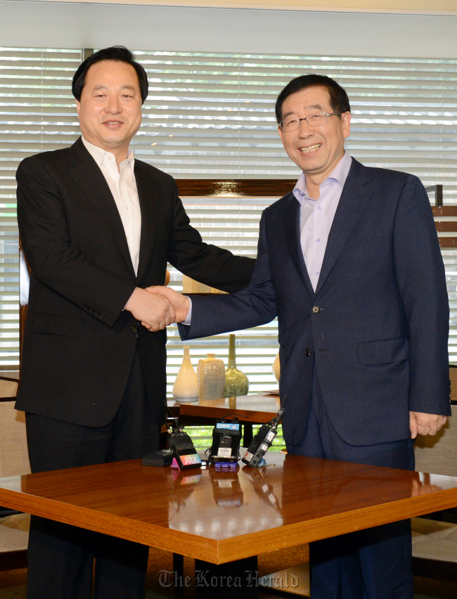 3일 오전 민주통합당의 대선 경선 출마를 선언한 김두관 경남지사(왼쪽)가 서울 중구 정동의 한 음식점에서 박원순 서울시장과 만나 악수하고 있다./ 안훈기자 rosedale@ 2012.07.03