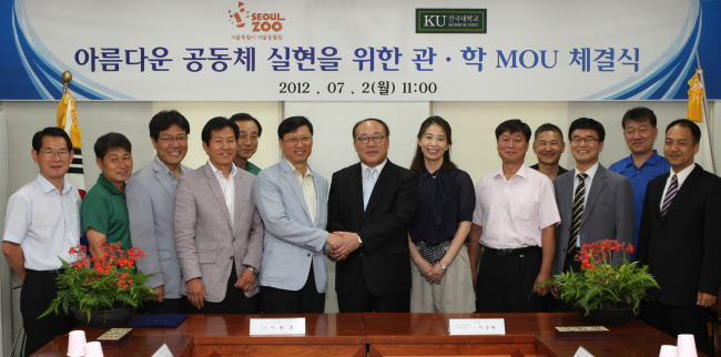 <YONHAP PHOTO-1910> 서울대공원&건국대학교 MOU체결 (서울=연합뉴스) 2일 오전 서울대공원 회의실에서 서울대공원(이원효원장,앞줄 5번째)과 건국대학교 생명과학대(이상락학장, 앞줄 6번째)가 인간과 동물의 아름다운 공동체 형성을 위한 MOU를 체결하고 있다. 두 기관은 학술연구를 통한 아름다운 동물원 만들기와 현장 동물 매개감성서비스 개발, 전공을 활용한 다양한 기능재부 개발 등에 상호 협력하기로 했다. 2012.7.2 << 서울대공원 >> photo@yna.co.kr/2012-07-02 20:10:37/ <저작권자 ⓒ 1980-2012 ㈜연합뉴스. 무단 전재 재배포 금지.>
<YONHAP PHOTO-1910> 서울대공원&건국대학교 MOU체결 (서울=연합뉴스) 2일 오전 서울대공원 회의실에서 서울대공원(이원효원장,앞줄 5번째)과 건국대학교 생명과학대(이상락학장, 앞줄 6번째)가 인간과 동물의 아름다운 공동체 형성을 위한 MOU를 체결하고 있다. 두 기관은 학술연구를 통한 아름다운 동물원 만들기와 현장 동물 매개감성서비스 개발, 전공을 활용한 다양한 기능재부 개발 등에 상호 협력하기로 했다. 2012.7.2 << 서울대공원 >> photo@yna.co.kr/2012-07-02 20:10:37/ <저작권자 ⓒ 1980-2012 ㈜연합뉴스. 무단 전재 재배포 금지.>
<YONHAP PHOTO-1910> 서울대공원&건국대학교 MOU체결 (서울=연합뉴스) 2일 오전 서울대공원 회의실에서 서울대공원(이원효원장,앞줄 5번째)과 건국대학교 생명과학대(이상락학장, 앞줄 6번째)가 인간과 동물의 아름다운 공동체 형성을 위한 MOU를 체결하고 있다. 두 기관은 학술연구를 통한 아름다운 동물원 만들기와 현장 동물 매개감성서비스 개발, 전공을 활용한 다양한 기능재부 개발 등에 상호 협력하기로 했다. 2012.7.2 << 서울대공원 >> photo@yna.co.kr/2012-07-02 20:10:37/ <저작권자 ⓒ 1980-2012 ㈜연합뉴스. 무단 전재 재배포 금지.>