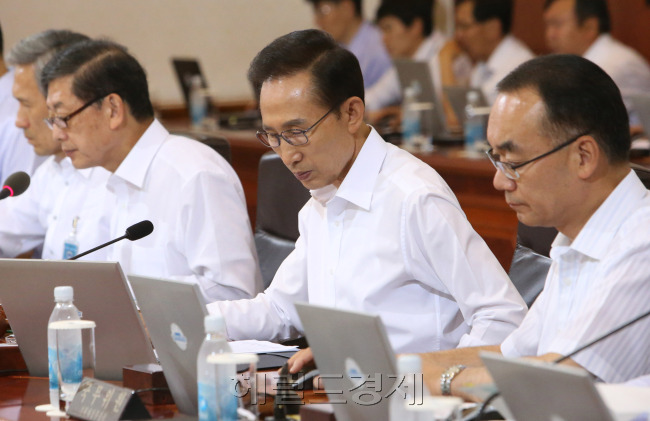 이명박 대통령이 주재하는 28회 국무회의가 3일 청와대 세종실에서 열렸다.이 대통령이 안건을 살펴보고 있다./120703//정희조기자.checho@-
이명박 대통령이 주재하는 28회 국무회의가 3일 청와대 세종실에서 열렸다.이 대통령이 안건을 살펴보고 있다./120703//정희조기자.checho@-