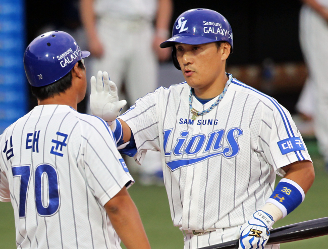 Samsung’s Lee Seung-yeop celebrates his home run last week.  (Yonhap News)