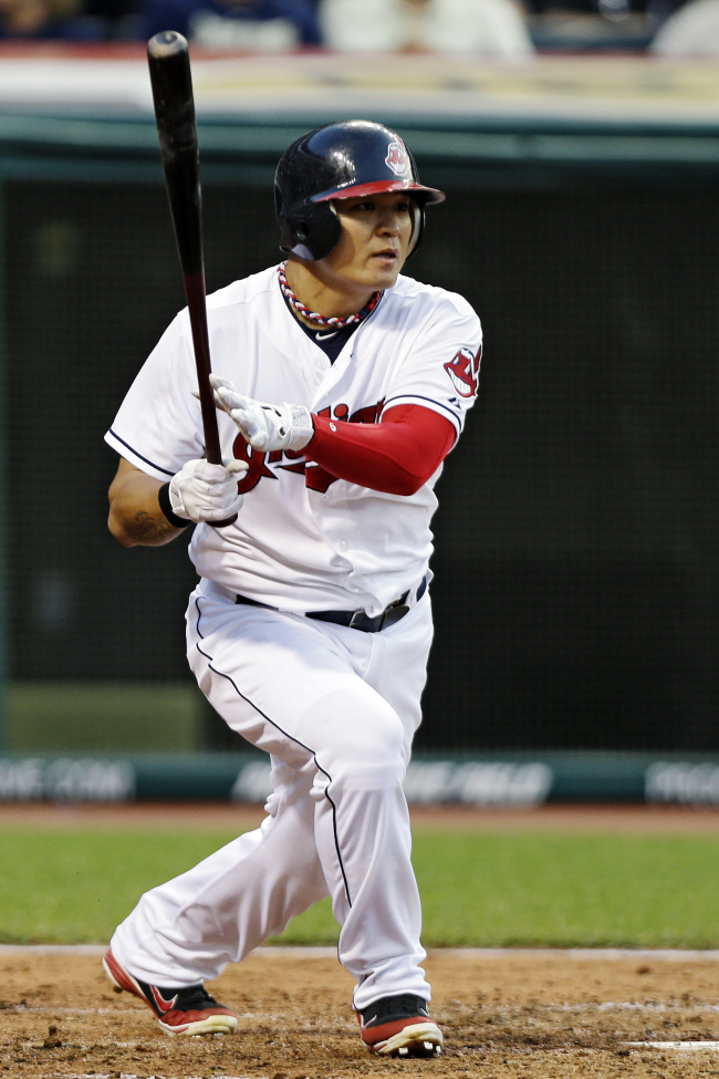 Cleveland Indians outfielder Choo Shin-soo singles in the sixth inning on Monday. (AP-Yonhap News)