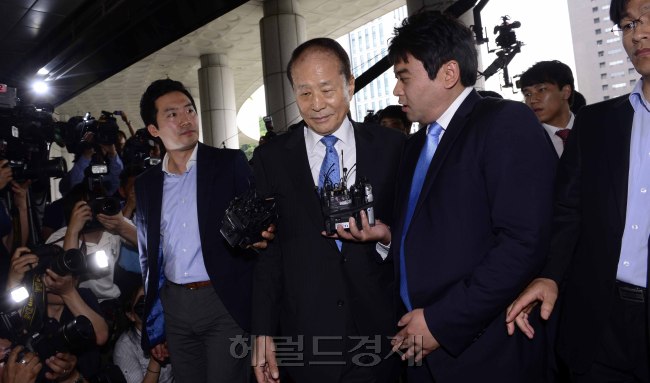 이명박 대통령의 친형인 이상득 전 새누리당 의원이 저축은행으로부터 금품을 받은 혐의로 3일 오전 대검찰청 중앙수사부로 소환되고 있다. 이 전 의원은 지난 2007년 대선을 전후해 임석 솔로몬저축은행 회장으로부터 수억원에 달하는 불법 정치자금을 받은 의혹과 지난 해 솔로몬저축은행의 퇴출을 막기 위해 구명로비를 벌이는 과정에서 금품을 수수한 혐의를 받고 있다. 박해묵 기자/mook@heraldm.com
Lee Sang-deuk (center), President Lee Myung-bak’s elder brother and former ruling party lawmaker, arrives at the Supreme Prosecutors’ Office in southern Seoul on Tuesday.    Park Hae-mook/The Korea Herald