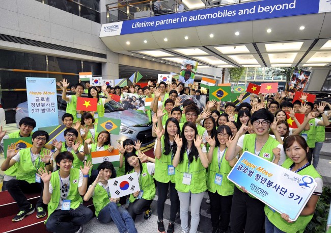 Participants in Hyundai Motor Group’s program to foster globally talented youth pose at a launching ceremony to dispatch them to developing countries such as China, India and Vietnam for volunteer work, at the carmaker’s headquarters in southern Seoul on Tuesday.  (Hyundai Motor)