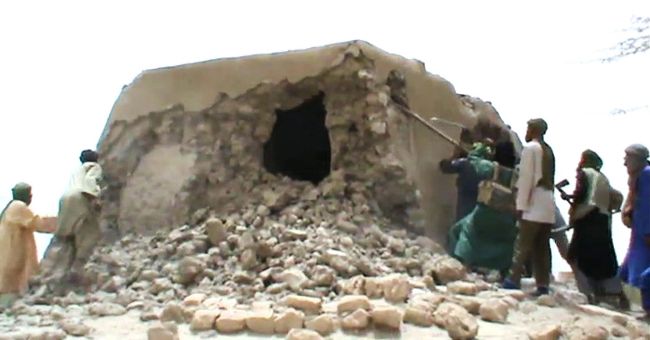 A still from a video shows Islamist militants destroying an ancient shrine in Timbuktu on Sunday.  (AFP-Yonhap News)