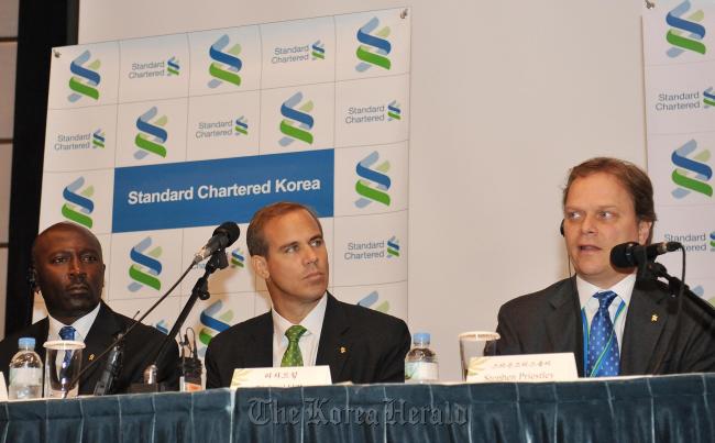 Richard Etemesi (left), CEO of Standard Chartered Bank in Kenya and East Africa, Richard Hill (center), president and CEO of Standard Chartered Bank Korea, and Stephen Priestly, Standard Chartered Bank’s regional head of OCC in Africa, attend a media round-table session held at Westin Chosun Hotel in central Seoul on Tuesday.  SC Korea Bank