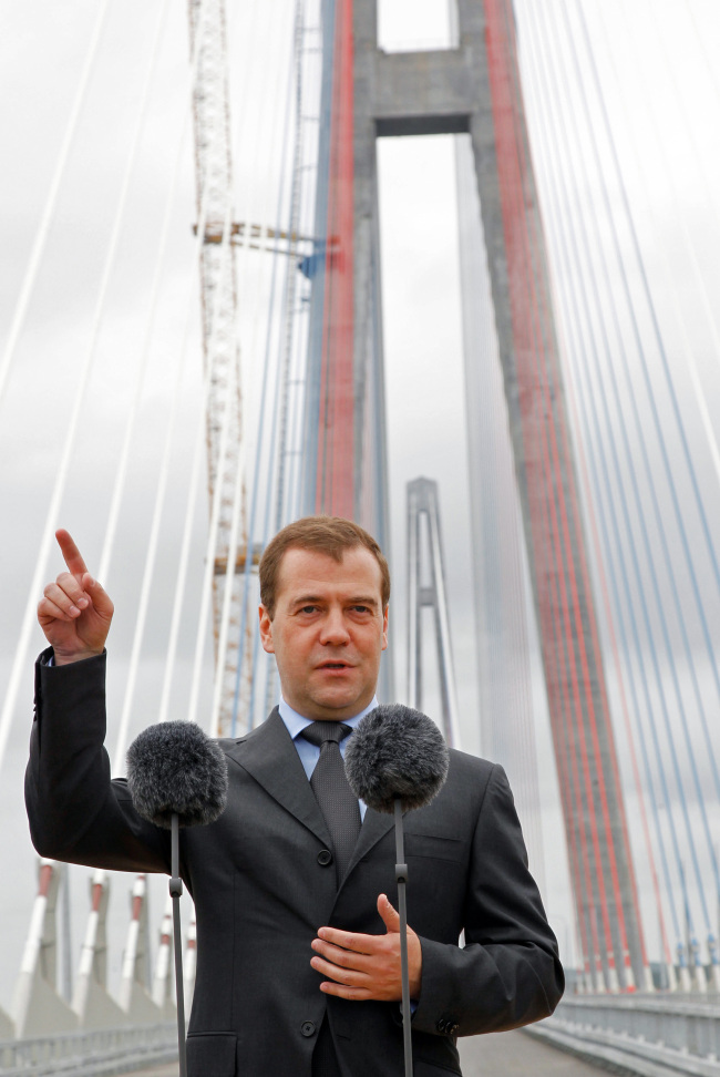 <YONHAP PHOTO-1611> Russian Prime Minister Dmitry Medvedev speaks during an open ceremony of the cable-stayed Russky Island Bridge in Vladivostok on Monday, July 2, 2012. Medvedev arrived in Vladivostok beginning his four-day visit to the Russian Far East along with 10 ministers, which is expected to include a trip to one of the Russian-held islands off Hokkaido claimed by Japan.(AP Photo/RIA Novosti, Dmitry Astakhov, Government Press Service)/2012-07-02 16:34:13/ <저작권자 ⓒ 1980-2012 ㈜연합뉴스. 무단 전재 재배포 금지.>
Russian Prime Minister Dmitry Medvedev speaks during an open ceremony of the cable-stayed Russky Island Bridge in Vladivostok on Monday.
AP-Yonhap News