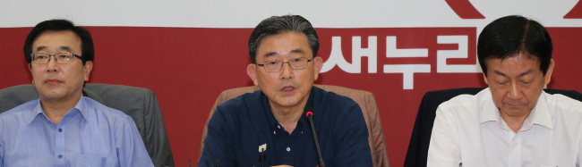 <YONHAP PHOTO-0807> 이한구, "개원협상 없이 `자동개원' 추진" (서울=연합뉴스) 백승렬 기자 = 새누리당 이한구 원내대표가 3일 국회에서 열린 원내대책회의에서 "이번에 개원협상을 하면서 `개원은 절대 협상대상이 돼서는 안 된다'는 점을 다시 한번 느꼈다"면서 "제도적으로 자동 개원이 되도록 (개원) 시점을 바꿔야 한다"고 발언하고 있다. 2012. 7. 3 srbaek@yna.co.kr/2012-07-03 09:36:15/ <저작권자 ⓒ 1980-2012 ㈜연합뉴스. 무단 전재 재배포 금지.>
Lee Hahn-koo