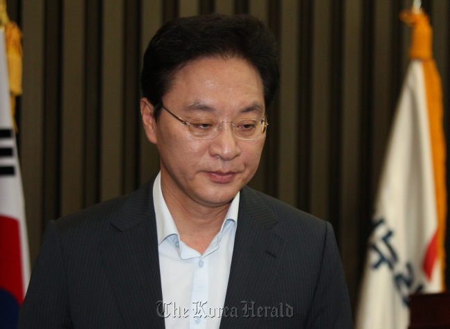 정두언, 새누리당 (국회의원), 국회기후변화포럼 (공동대표)/굳은 표정의 정두언 의원/(연합)