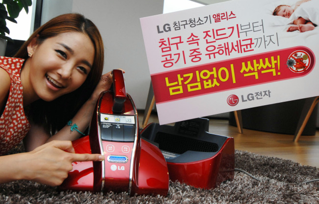 “침구 청소와 공기 제균을 동시에!” … LG전자, ‘1석 2조’ 침구청소기 출시