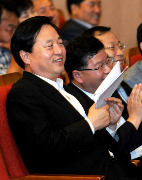 김두관 경남도지사가 3일 오후 서울 용산청소년수련관에서 열린 '한국청년연맹 발기인 대회 및 김두관과 함께하는 토크콘서트'에 참석 밝게 웃고 있다.[사진: 뉴시스]