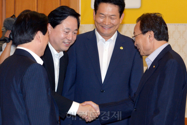 민주통합당　이해찬　대표가　４일　국회에서　열린　시도지사청책협의회에　참석해　악수하고　있다．　박현구　기자ｐｈｋｏ＠ｈｅｒａｌｄｍ．ｃｏｍ　２０１２．０７．０４
대선 출마를 선언한 김두관 경남도지사가 4일 국회에서 열린 민주통합당과 민주당 소속 시·도지사 간 정책협의회에서 이해찬 당대표와 악수하고 있다.  박현구 기자/phko@heraldm.com